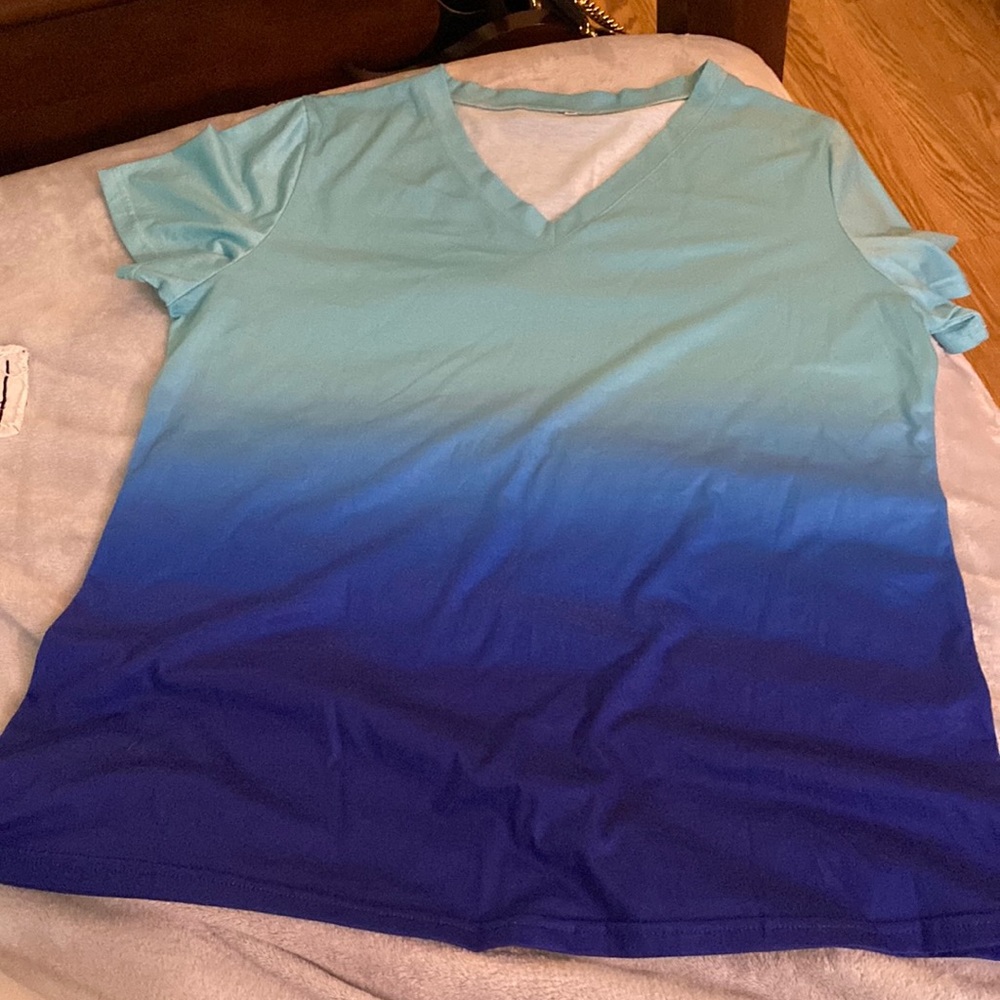 NWOT V-neck Ombre T-shirt top blouse